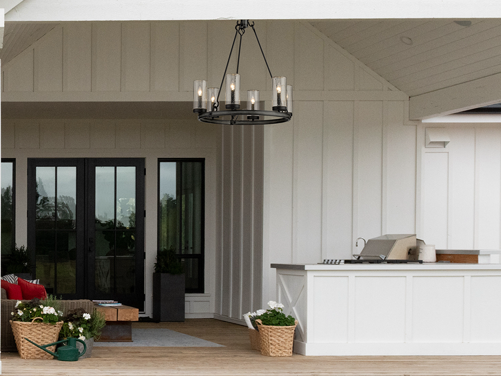 Terrasse avec un luminaire suspendus style farmhouse