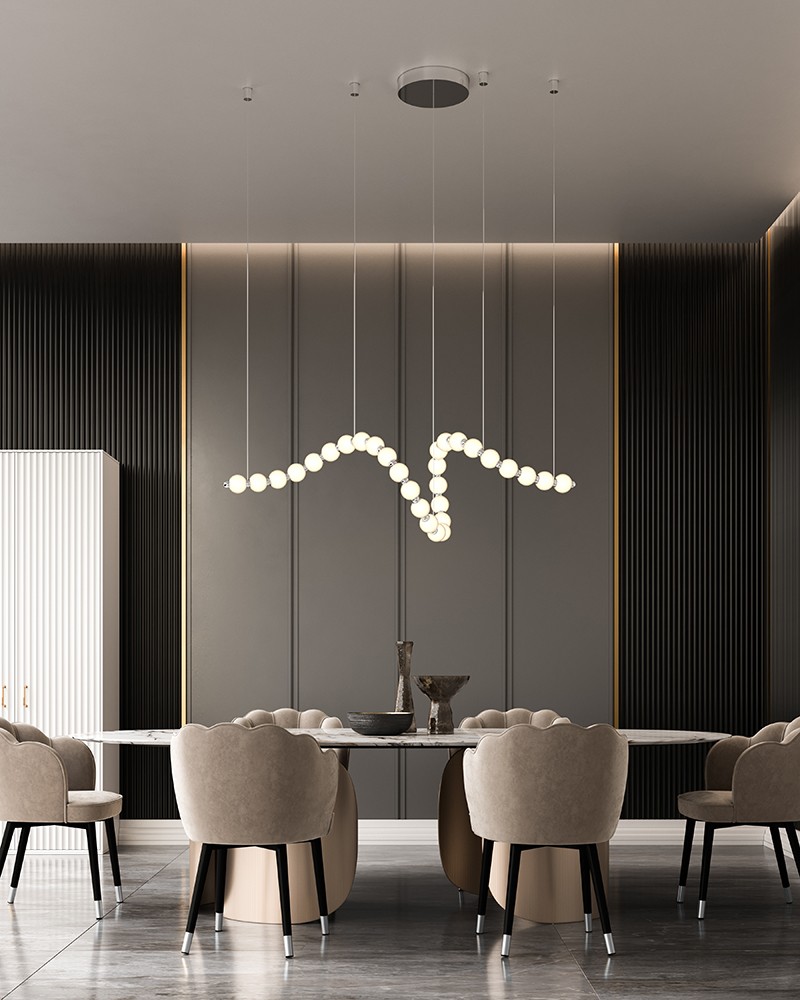 Luminaire suspendu de forme stylisée dans une salle à manger chic